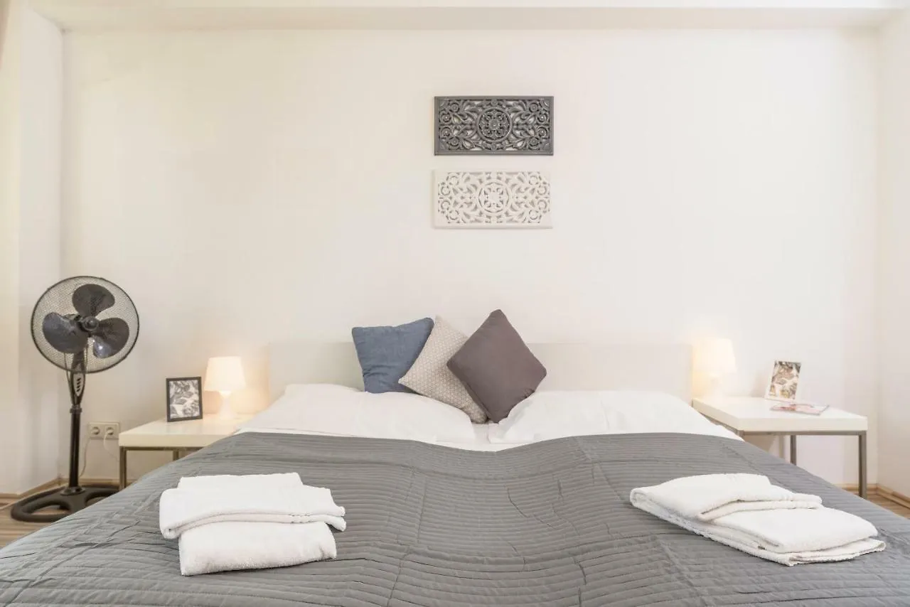Ferienwohnung Kriehubergasse by ichbucheAT Wien